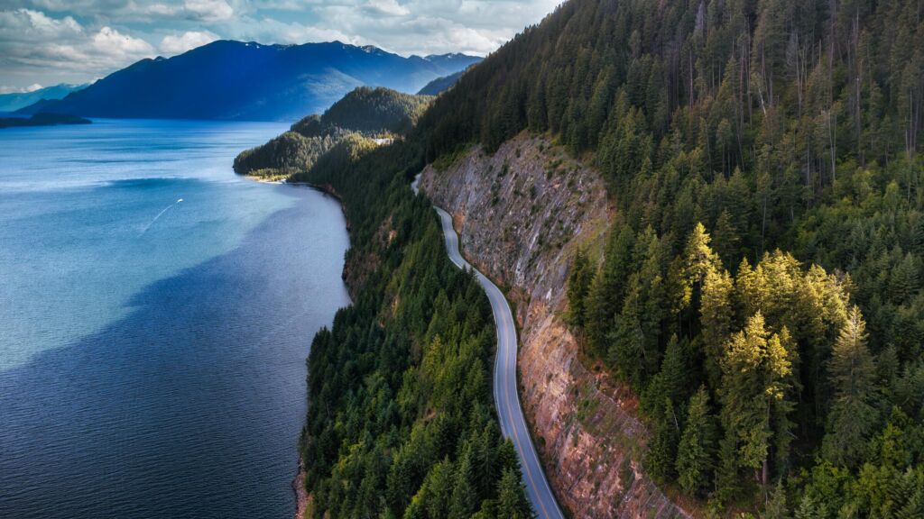 Highway 31 alongside Kootenay Lake. Kootenay Rockies Tourism/Rosa Elvir.
